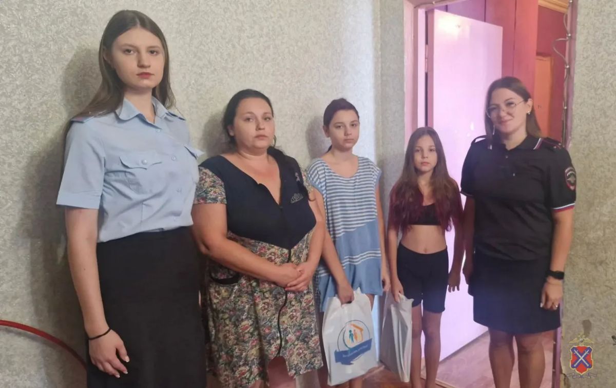 Полицейские Волжского помогли будущим первоклассникам собраться в школу Полицейские Волжского помогли будущим первоклассникам собраться в школу