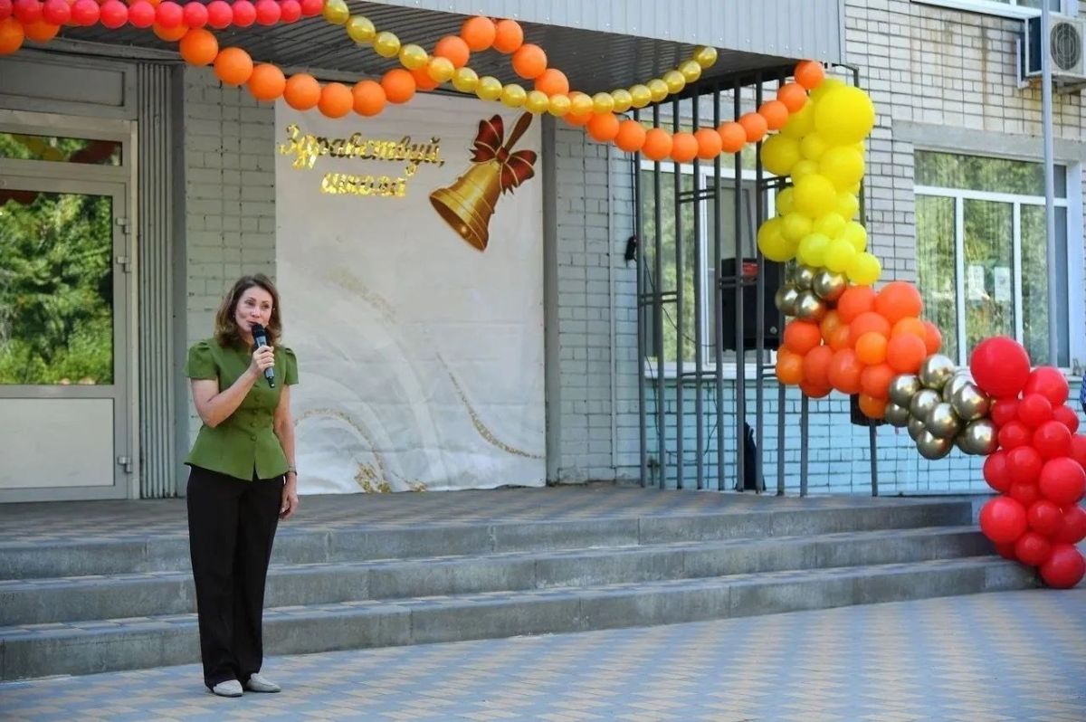 Сегодня депутаты Волгоградской городской Думы побывали на торжественных линейках в школах города-героя и поздравили педагогов и учащихся с Днем знаний и началом нового учебного года Сегодня депутаты Волгоградской городской Думы побывали на торжественных линейках в школах города-героя и поздравили педагогов и учащихся с Днем знаний и началом нового учебного года
