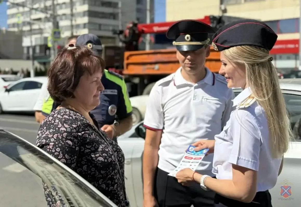 В День знаний сотрудники Волгоградской Госавтоинспекции провели профилактическое мероприятие В День знаний сотрудники Волгоградской Госавтоинспекции провели профилактическое мероприятие