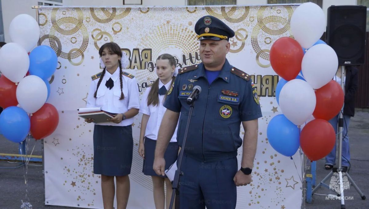 Сотрудники МЧС России поздравили волгоградских кадетов с Днём знаний Сотрудники МЧС России поздравили волгоградских кадетов с Днём знаний