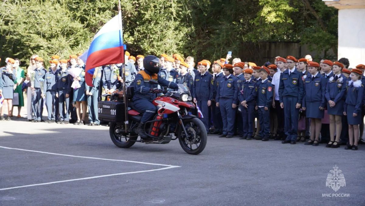 Сотрудники МЧС России поздравили волгоградских кадетов с Днём знаний Сотрудники МЧС России поздравили волгоградских кадетов с Днём знаний