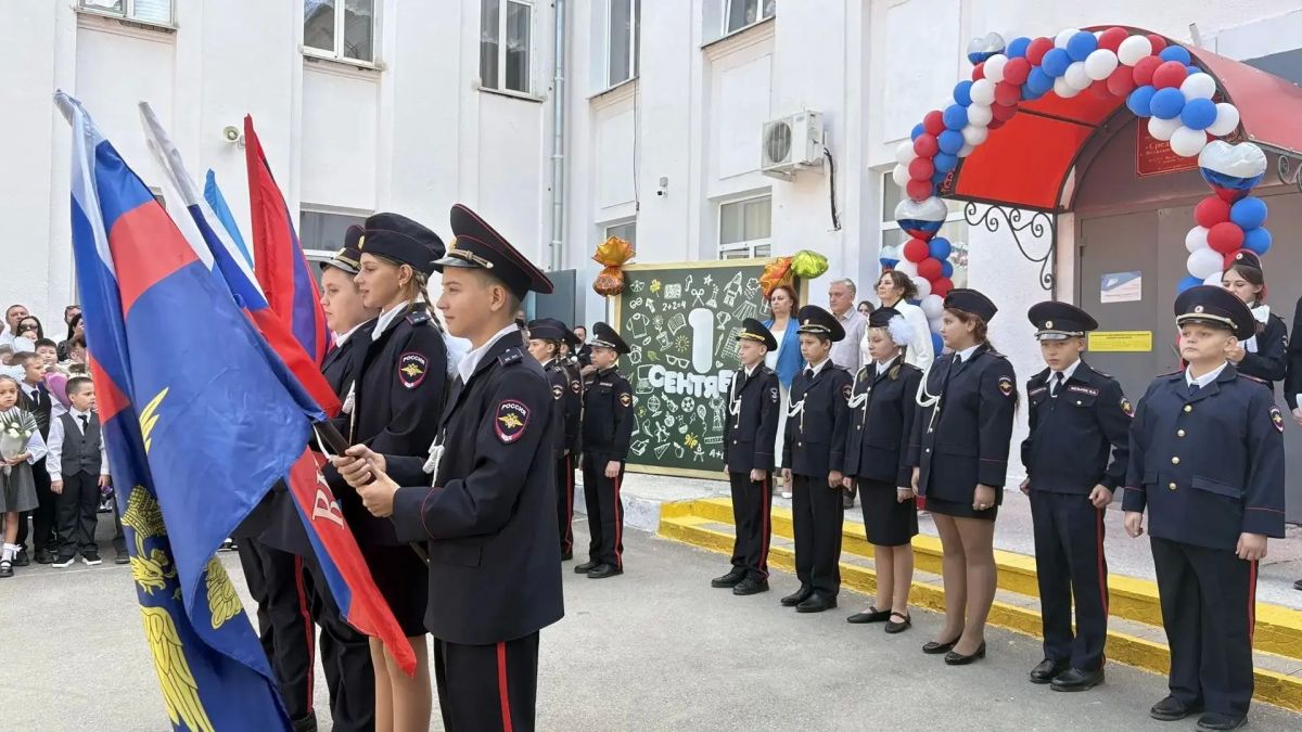 Сегодня для 31 100 юных волжан прозвенел первый звонок Сегодня для 31 100 юных волжан прозвенел первый звонок