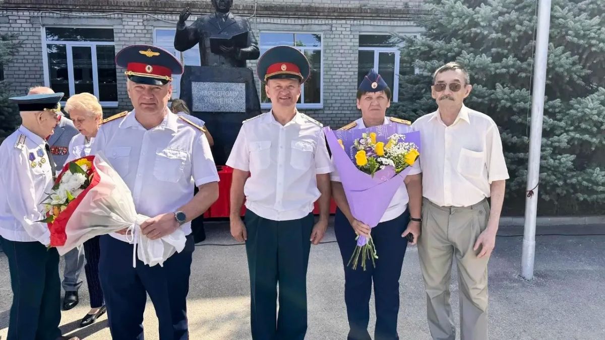 Представители региональной общественной организации «Совет ветеранов следственных органов» Волгоградской области И.Ю. Соловьев и О.А. Сахарова приняли участие в торжественном мероприятии, посвящённом Дню знаний в... Представители региональной общественной организации «Совет ветеранов следственных органов» Волгоградской области И.Ю. Соловьев и О.А. Сахарова приняли участие в торжественном мероприятии, посвящённом Дню знаний в...