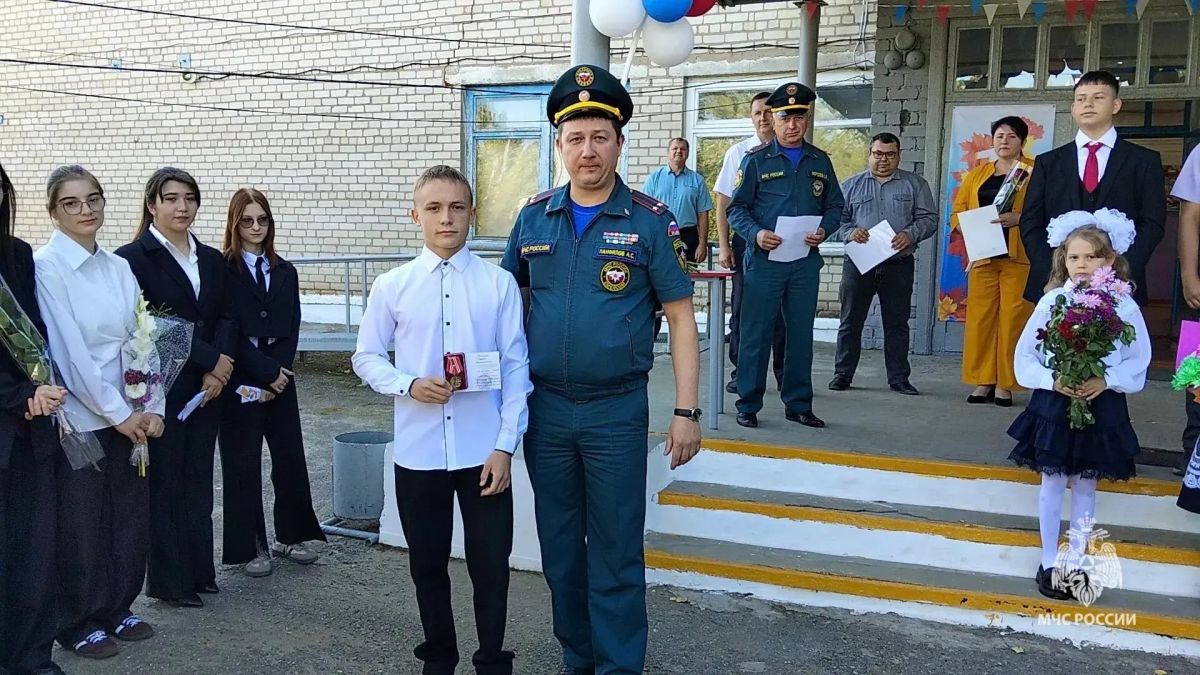 Сергей Лупандин и его 15-летний пасынок Иван Иванов спасли четырех человек, трое из которых дети, из горящего жилого дома в хуторе Озерки Иловлинского района Волгоградской области 12 апреля, сообщили в ГУ МЧС России по... Сергей Лупандин и его 15-летний пасынок Иван Иванов спасли четырех человек, трое из которых дети, из горящего жилого дома в хуторе Озерки Иловлинского района Волгоградской области 12 апреля, сообщили в ГУ МЧС России по...