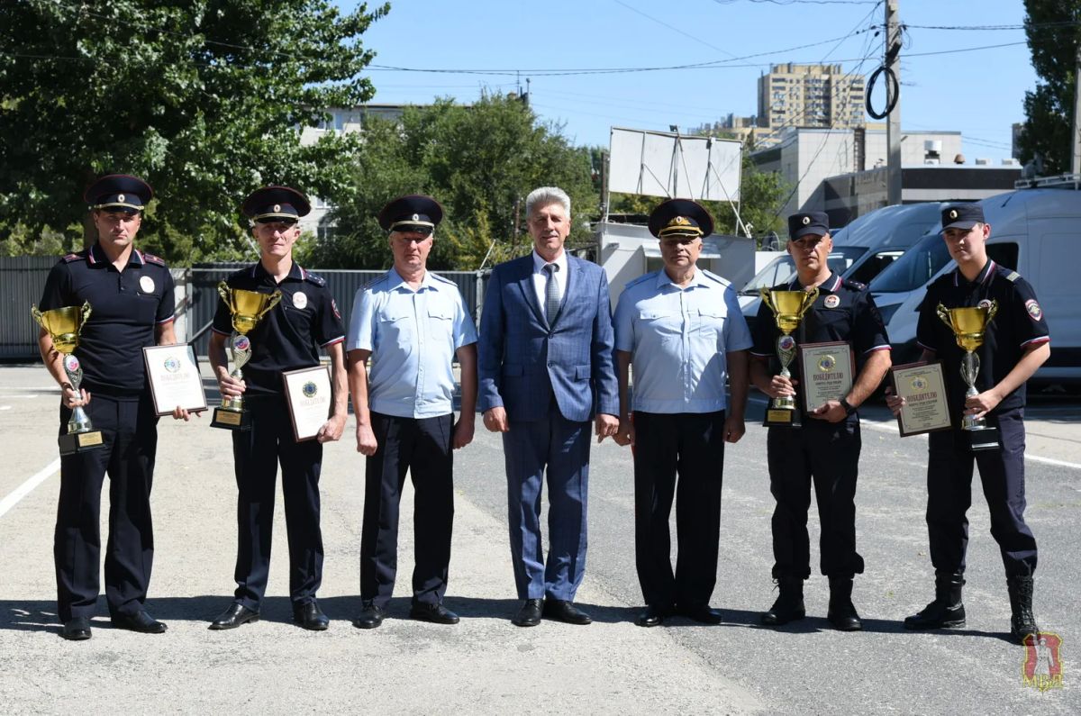 В Волгограде наградили лучших сотрудников патрульно-постовой службы полиции В Волгограде наградили лучших сотрудников патрульно-постовой службы полиции