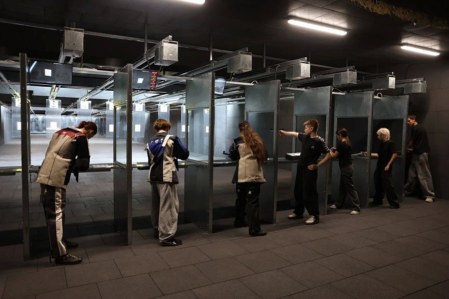 Первый замруководителя администрации президента Сергей Кириенко и губернатор Андрей Бочаров посетили центр «Юный ястреб» и лагерь «Авангард» Первый замруководителя администрации президента Сергей Кириенко и губернатор Андрей Бочаров посетили центр «Юный ястреб» и лагерь «Авангард»