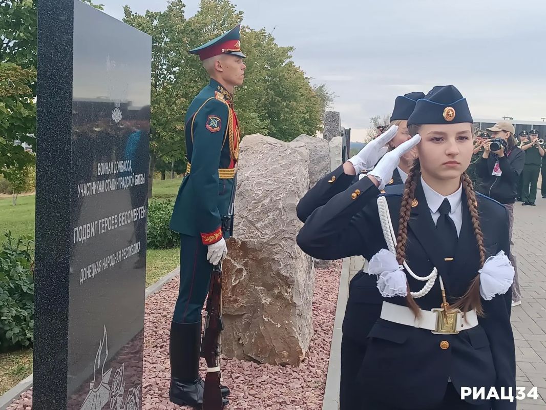 На Мамаевом кургане в Волгограде открыт памятный знак воинам Донбасса — защитникам сталинградской земли На Мамаевом кургане в Волгограде открыт памятный знак воинам Донбасса — защитникам сталинградской земли
