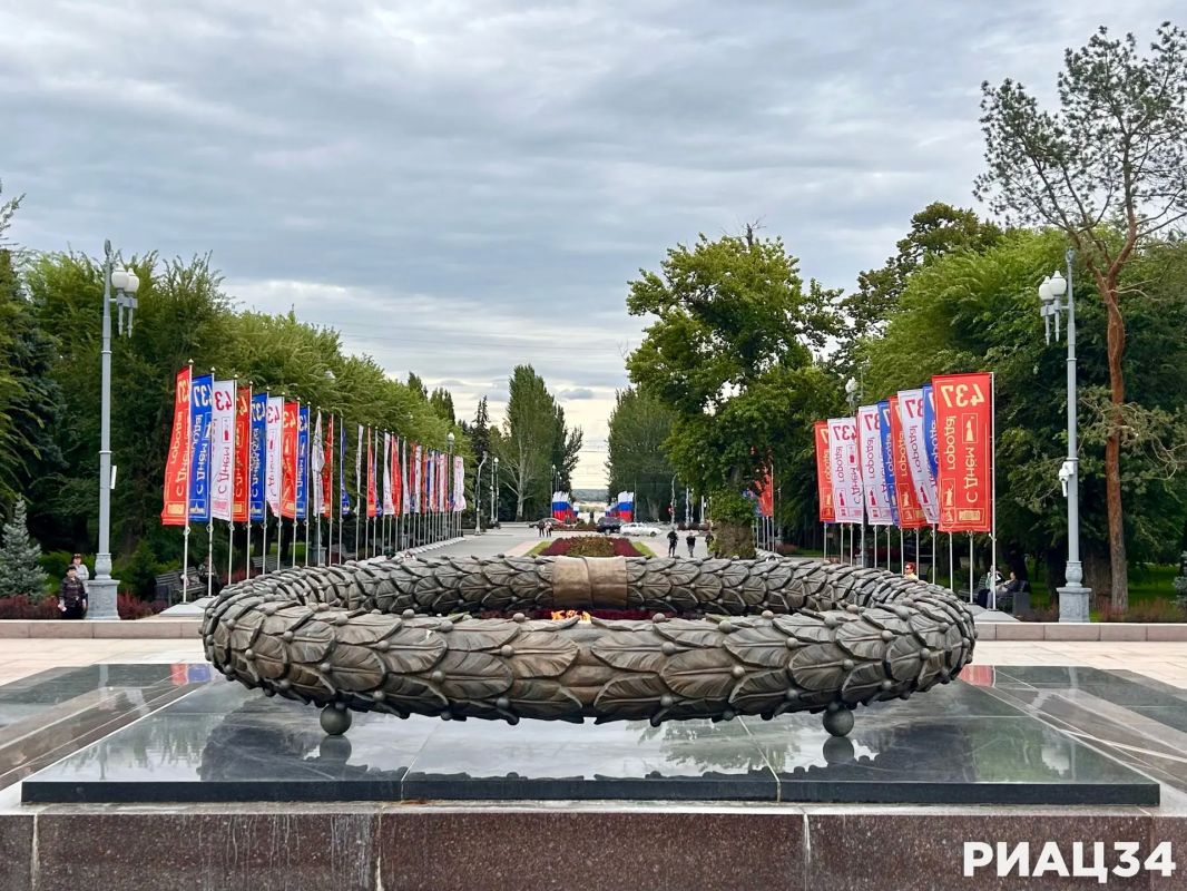 Ко Дню города центр Волгограда «расцвёл» триколорами и тематическими флагами и баннерами Ко Дню города центр Волгограда «расцвёл» триколорами и тематическими флагами и баннерами