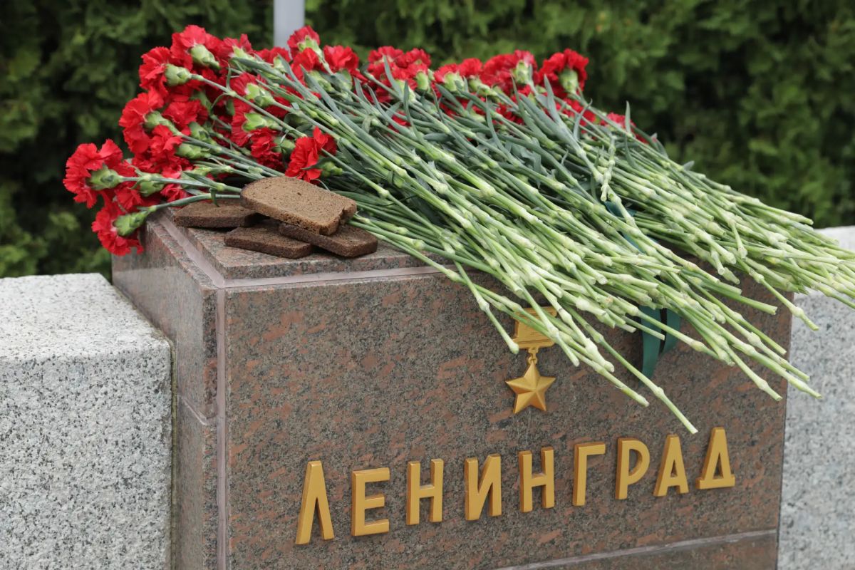Сегодня на Мамаевом кургане в Волгограде состоялся памятный митинг, посвященный 85й годовщине начала блокады Ленинграда - одной из самых трагических и героических страниц Великой Отечественной войны