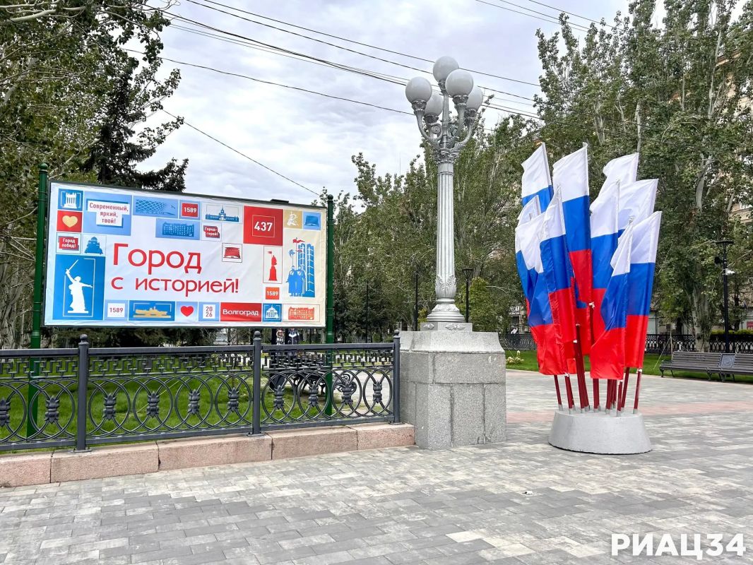 Ко Дню города центр Волгограда «расцвёл» триколорами и тематическими флагами и баннерами Ко Дню города центр Волгограда «расцвёл» триколорами и тематическими флагами и баннерами