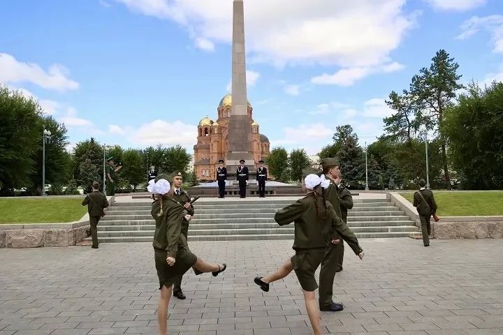 Кадеты корпуса имени А.В. Захарченко из Донецка заступили на Вахту Памяти на Посту №1