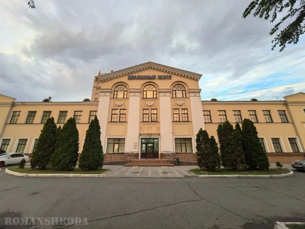 ИЗ ИСТОРИИ. В Волгограде на проспекте им. В.И. Ленина стоит здание сталинской постройки, на фронтоне которого красуется надпись "Диализный центр" ИЗ ИСТОРИИ. В Волгограде на проспекте им. В.И. Ленина стоит здание сталинской постройки, на фронтоне которого красуется надпись "Диализный центр"