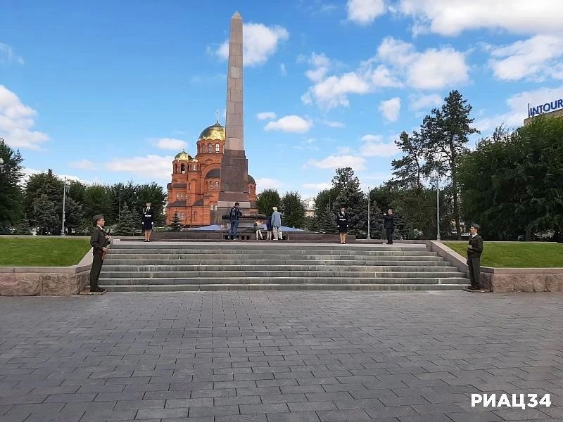 Донецкие кадеты несут Вахту Памяти у Вечного огня в Волгограде Донецкие кадеты несут Вахту Памяти у Вечного огня в Волгограде