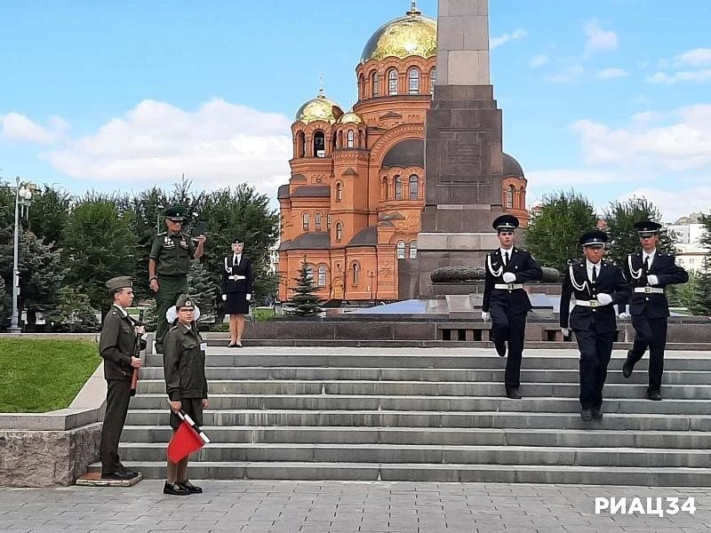 Донецкие кадеты несут Вахту Памяти у Вечного огня в Волгограде Донецкие кадеты несут Вахту Памяти у Вечного огня в Волгограде