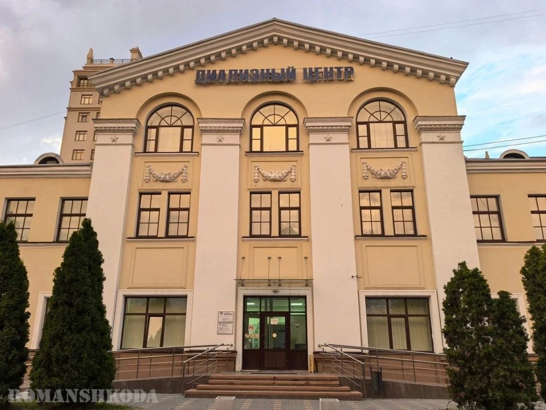 ИЗ ИСТОРИИ. В Волгограде на проспекте им. В.И. Ленина стоит здание сталинской постройки, на фронтоне которого красуется надпись "Диализный центр" ИЗ ИСТОРИИ. В Волгограде на проспекте им. В.И. Ленина стоит здание сталинской постройки, на фронтоне которого красуется надпись "Диализный центр"