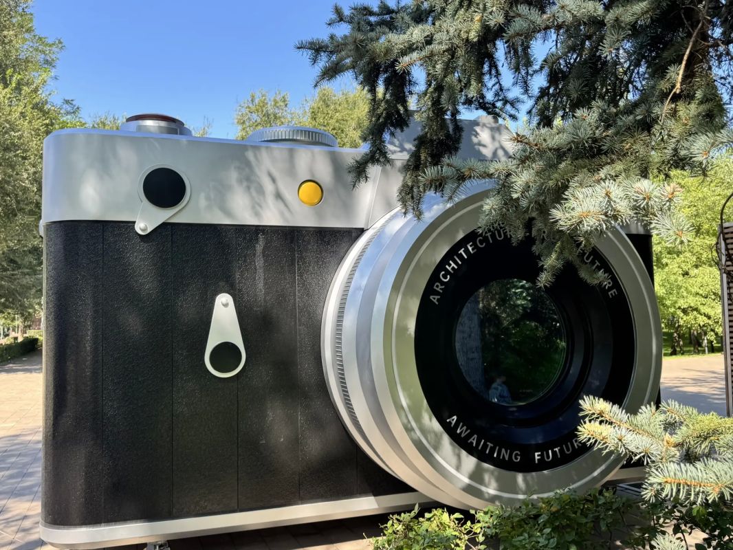 Огромный магнитофон и фотоаппарат появились на набережной Волгограда Огромный магнитофон и фотоаппарат появились на набережной Волгограда