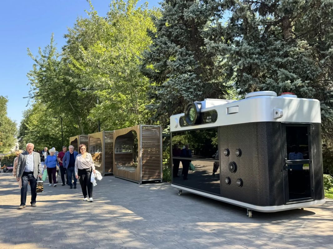 Огромный магнитофон и фотоаппарат появились на набережной Волгограда Огромный магнитофон и фотоаппарат появились на набережной Волгограда