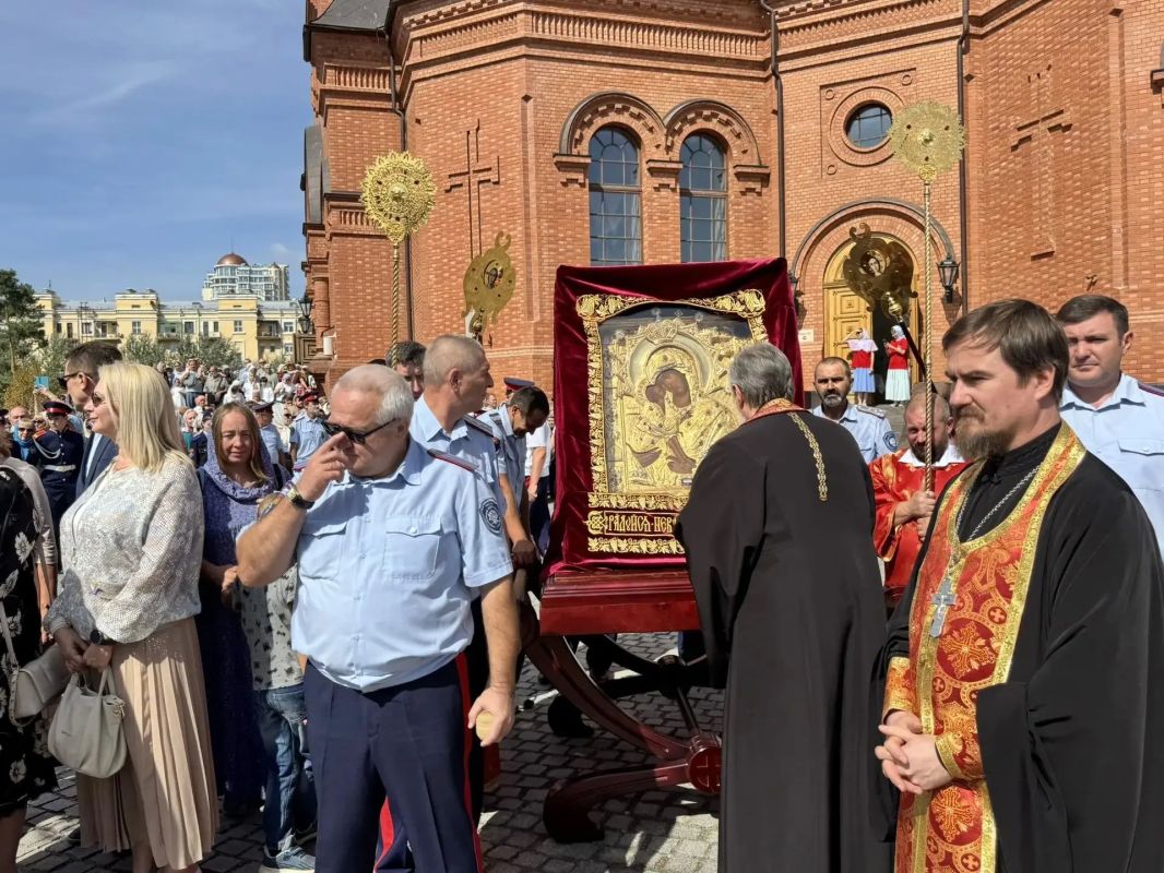 12 сентября в кафедральный собор Александра Невского прибыла святыня, которую называют заступницей Русской земли и первой чудотворной иконой Руси 12 сентября в кафедральный собор Александра Невского прибыла святыня, которую называют заступницей Русской земли и первой чудотворной иконой Руси