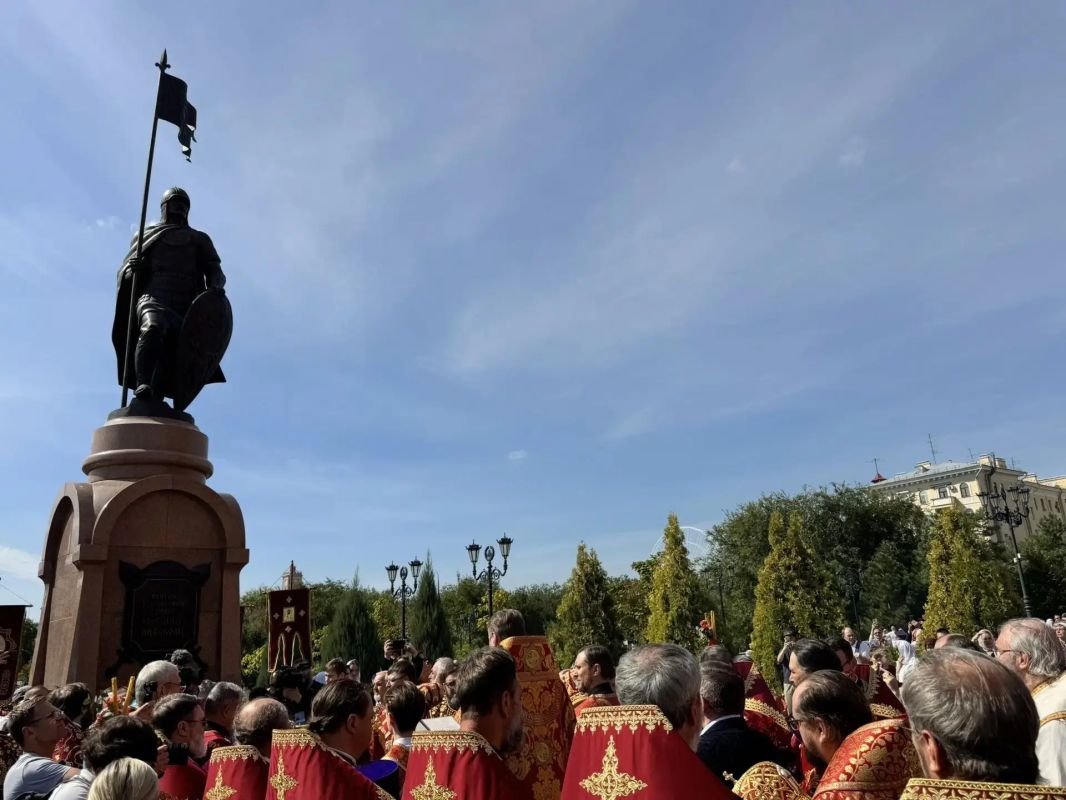 12 сентября в кафедральный собор Александра Невского прибыла святыня, которую называют заступницей Русской земли и первой чудотворной иконой Руси 12 сентября в кафедральный собор Александра Невского прибыла святыня, которую называют заступницей Русской земли и первой чудотворной иконой Руси