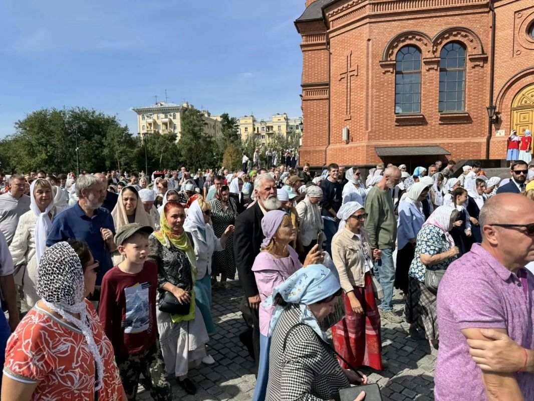 12 сентября в кафедральный собор Александра Невского прибыла святыня, которую называют заступницей Русской земли и первой чудотворной иконой Руси 12 сентября в кафедральный собор Александра Невского прибыла святыня, которую называют заступницей Русской земли и первой чудотворной иконой Руси
