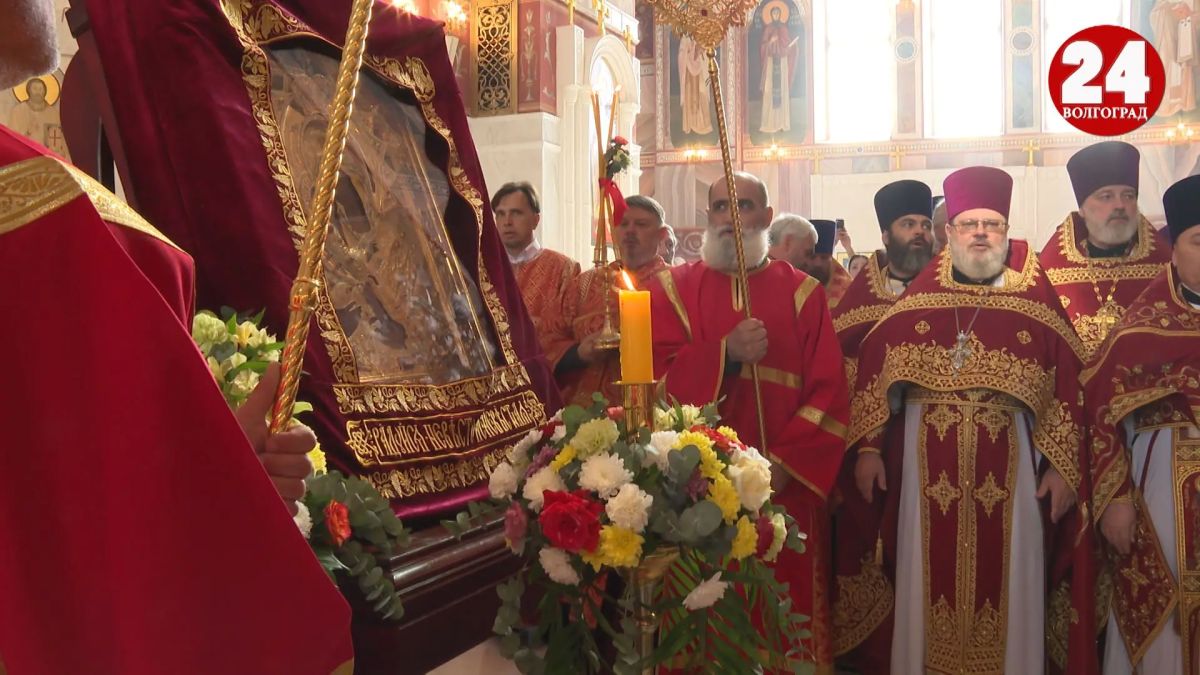 Чудотворную Донскую икону Божией Матери встретили в соборе Александра Невского Чудотворную Донскую икону Божией Матери встретили в соборе Александра Невского