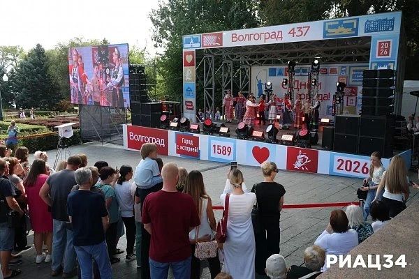 Волгограду – 437.. Когда-то крепость, потом форпост, сегодня Волгоград – уникальный город на великой реке. Непокорённый, продуваемый степными ветрами, наполненный энергией миллиона своих жителей – таких разных, но с одним... Волгограду – 437.. Когда-то крепость, потом форпост, сегодня Волгоград – уникальный город на великой реке. Непокорённый, продуваемый степными ветрами, наполненный энергией миллиона своих жителей – таких разных, но с одним...