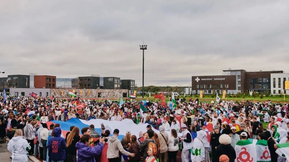 Яркие кадры шествия молодёжи мира Яркие кадры шествия молодёжи мира