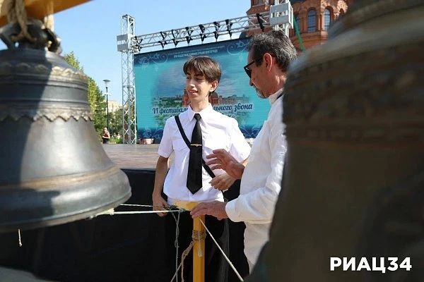Мелодии-лекари для души: в Волгограде прошёл фестиваль «Александровский звон» Мелодии-лекари для души: в Волгограде прошёл фестиваль «Александровский звон»