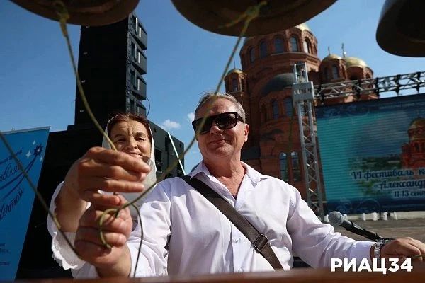 Мелодии-лекари для души: в Волгограде прошёл фестиваль «Александровский звон» Мелодии-лекари для души: в Волгограде прошёл фестиваль «Александровский звон»