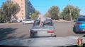 Необычную картину увидели водители Волгограда – человека, лежащего на крыше автомобиля