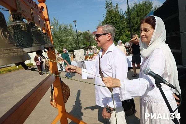 Мелодии-лекари для души: в Волгограде прошёл фестиваль «Александровский звон» Мелодии-лекари для души: в Волгограде прошёл фестиваль «Александровский звон»