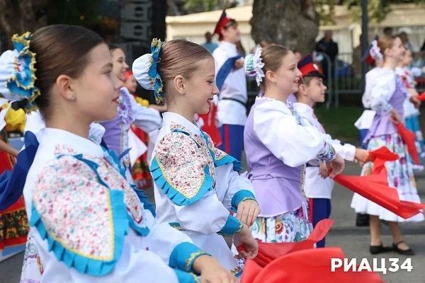 Волгограду – 437.. Когда-то крепость, потом форпост, сегодня Волгоград – уникальный город на великой реке. Непокорённый, продуваемый степными ветрами, наполненный энергией миллиона своих жителей – таких разных, но с одним... Волгограду – 437.. Когда-то крепость, потом форпост, сегодня Волгоград – уникальный город на великой реке. Непокорённый, продуваемый степными ветрами, наполненный энергией миллиона своих жителей – таких разных, но с одним...