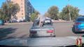 Инспекторы ДПС привлекли к ответственности водителя перевозившего пассажира на крыше автомобиля