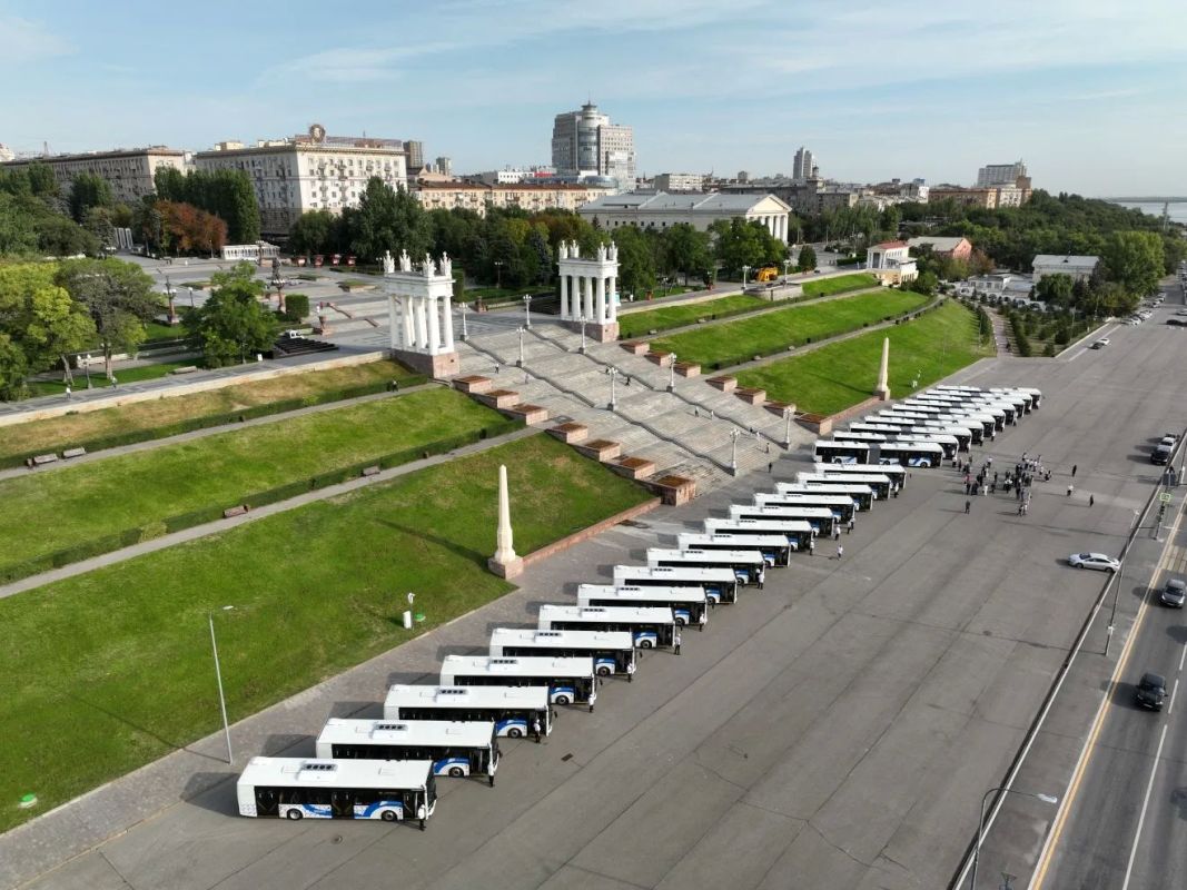 Губернатор Андрей Бочаров вместе с молодежью оценил новые автобусы большой вместимости Губернатор Андрей Бочаров вместе с молодежью оценил новые автобусы большой вместимости