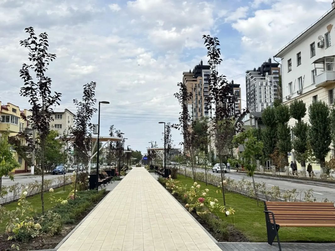 Доминантой обновленной в этом году улицы стала легендарная скульптура Вучетича «Перекуем мечи на орала» Доминантой обновленной в этом году улицы стала легендарная скульптура Вучетича «Перекуем мечи на орала»