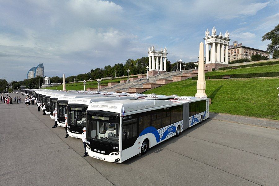 Автопарк Волгограда пополнили 26 новых автобуса большого и особо большого класса, уже сегодня они выйдут на городские маршруты, сообщила пресс-служба губернатора Андрея Бочарова Автопарк Волгограда пополнили 26 новых автобуса большого и особо большого класса, уже сегодня они выйдут на городские маршруты, сообщила пресс-служба губернатора Андрея Бочарова
