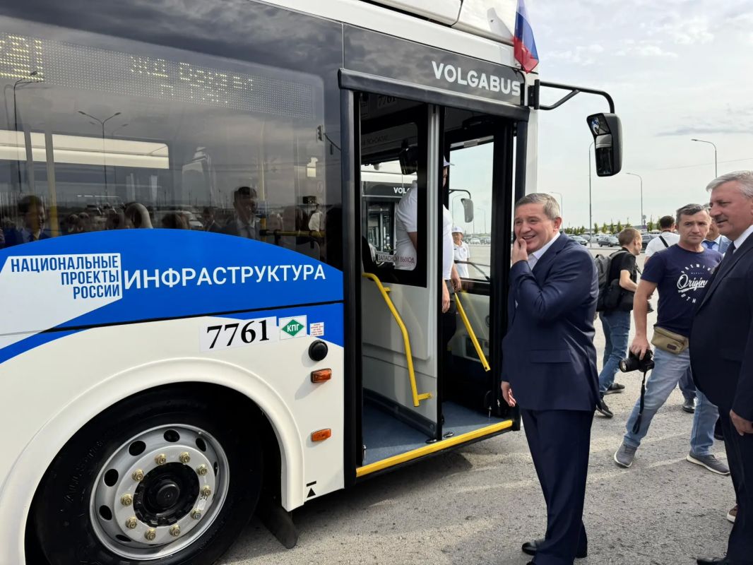 Андрей Бочаров утром 15 сентября провел встречу с молодежью и показал результаты программы обновления городского общественного транспорта Андрей Бочаров утром 15 сентября провел встречу с молодежью и показал результаты программы обновления городского общественного транспорта