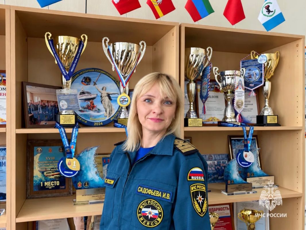 Сотрудница ГИМС Ирина Садофьева желает отличного настроения!