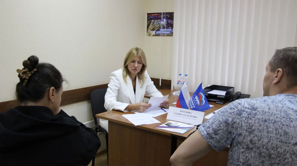 Провела приём граждан. Основные обращения касались работы жилищно-коммунальных служб и управляющих компаний, транспортного обслуживания, ремонта дорог, благоустройства дворовых территорий, социальных выплат и лекарственного... Провела приём граждан. Основные обращения касались работы жилищно-коммунальных служб и управляющих компаний, транспортного обслуживания, ремонта дорог, благоустройства дворовых территорий, социальных выплат и лекарственного...
