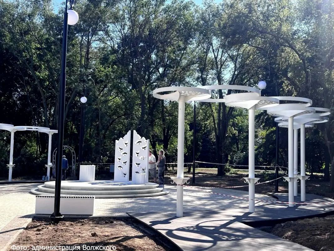 Территорию возле отдела ЗАГС №1 в сквере первостроителей благоустроили в Волжском