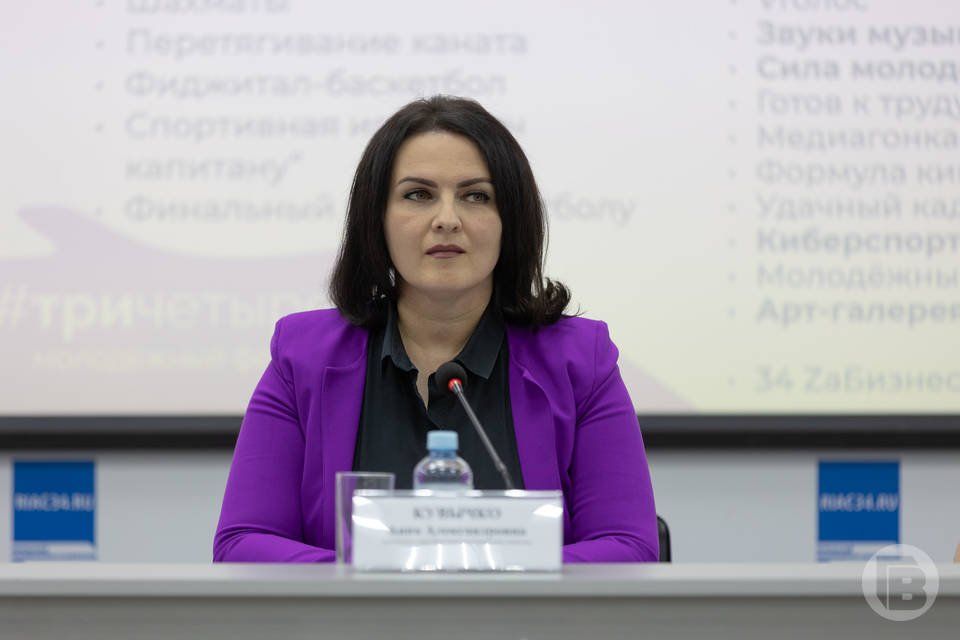 Замглавы Волгограда проголосовала на выборах и поздравила педагога с юбилеем