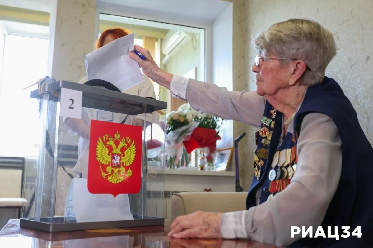 101-летняя участница Великой Отечественной войны и Сталинградской битвы Александра Семёновна Машкова проголосовала на выборах