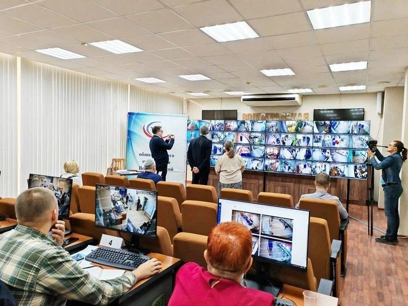 Председатель Избирательной комиссии Волгоградской области Виктор Черячукин и председатель Общественной палаты региона Татьяна Гензе открыли работу Центра общественного наблюдения и Информационного центра на выборах в единый...