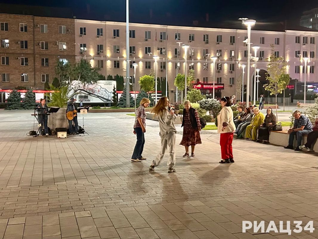 Песни для простых людей исполнил на Привокзальной площади волгоградский дует «Выше крыши» Песни для простых людей исполнил на Привокзальной площади волгоградский дует «Выше крыши»