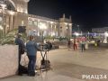Песни для простых людей исполнил на Привокзальной площади волгоградский дует «Выше крыши»