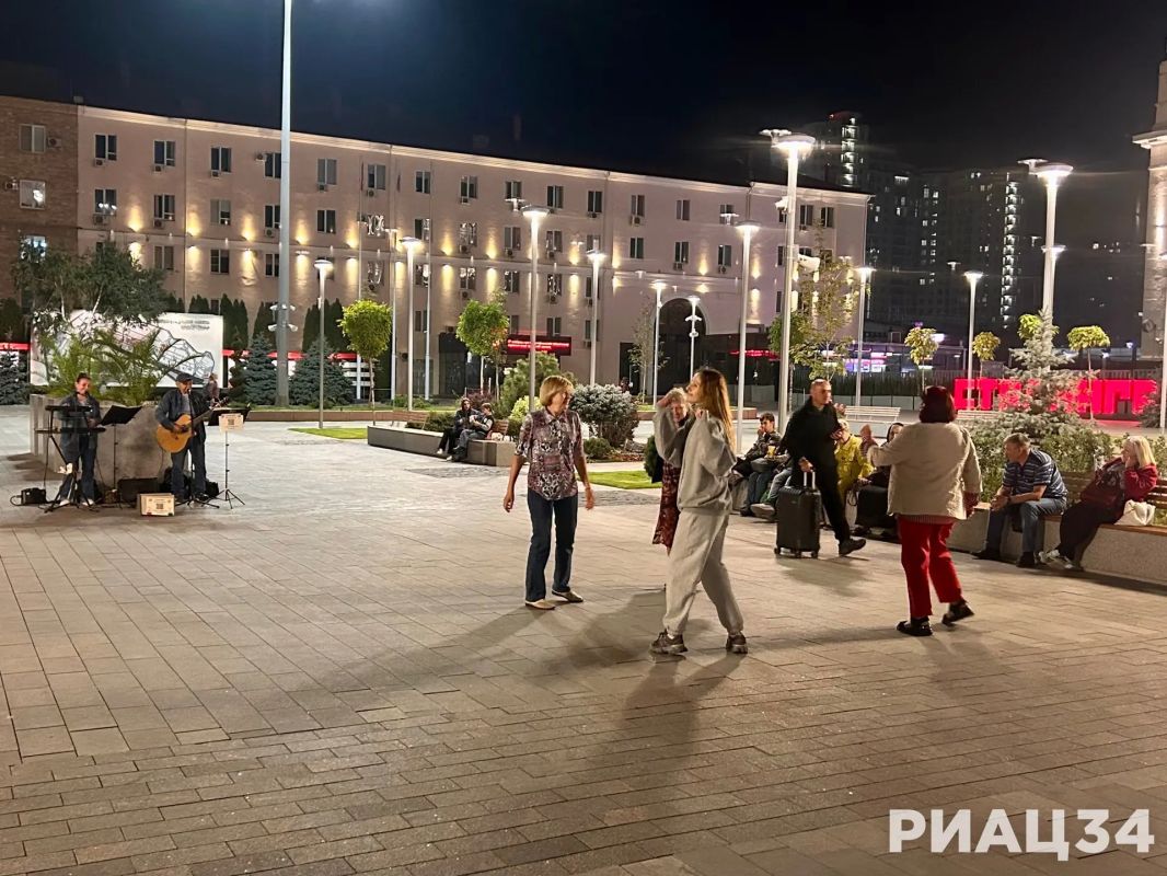Песни для простых людей исполнил на Привокзальной площади волгоградский дует «Выше крыши» Песни для простых людей исполнил на Привокзальной площади волгоградский дует «Выше крыши»