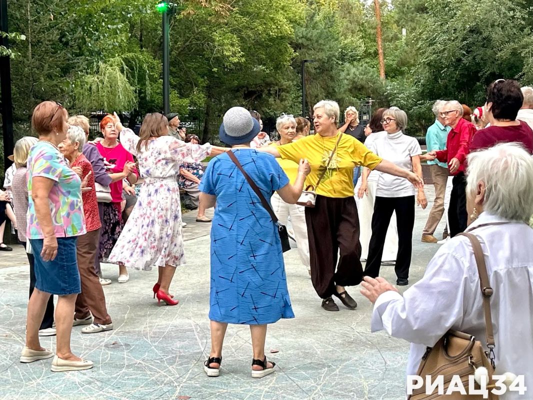 Традиционно каждую среду в Комсомольском саду Волгограда ретро-танцы «Музыка из СССР! Традиционно каждую среду в Комсомольском саду Волгограда ретро-танцы «Музыка из СССР!