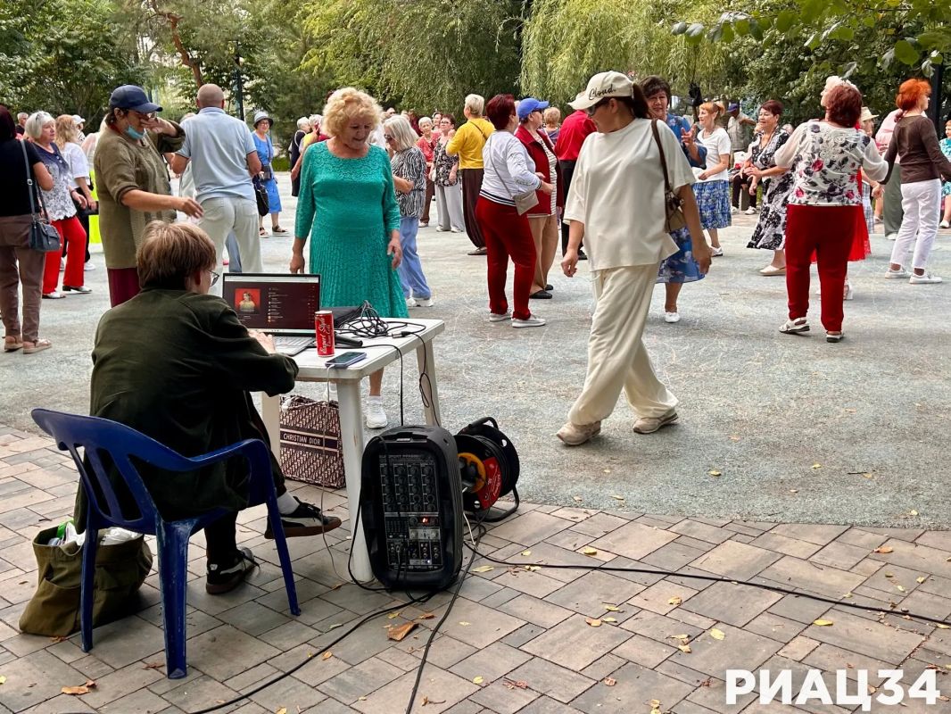 Традиционно каждую среду в Комсомольском саду Волгограда ретро-танцы «Музыка из СССР! Традиционно каждую среду в Комсомольском саду Волгограда ретро-танцы «Музыка из СССР!