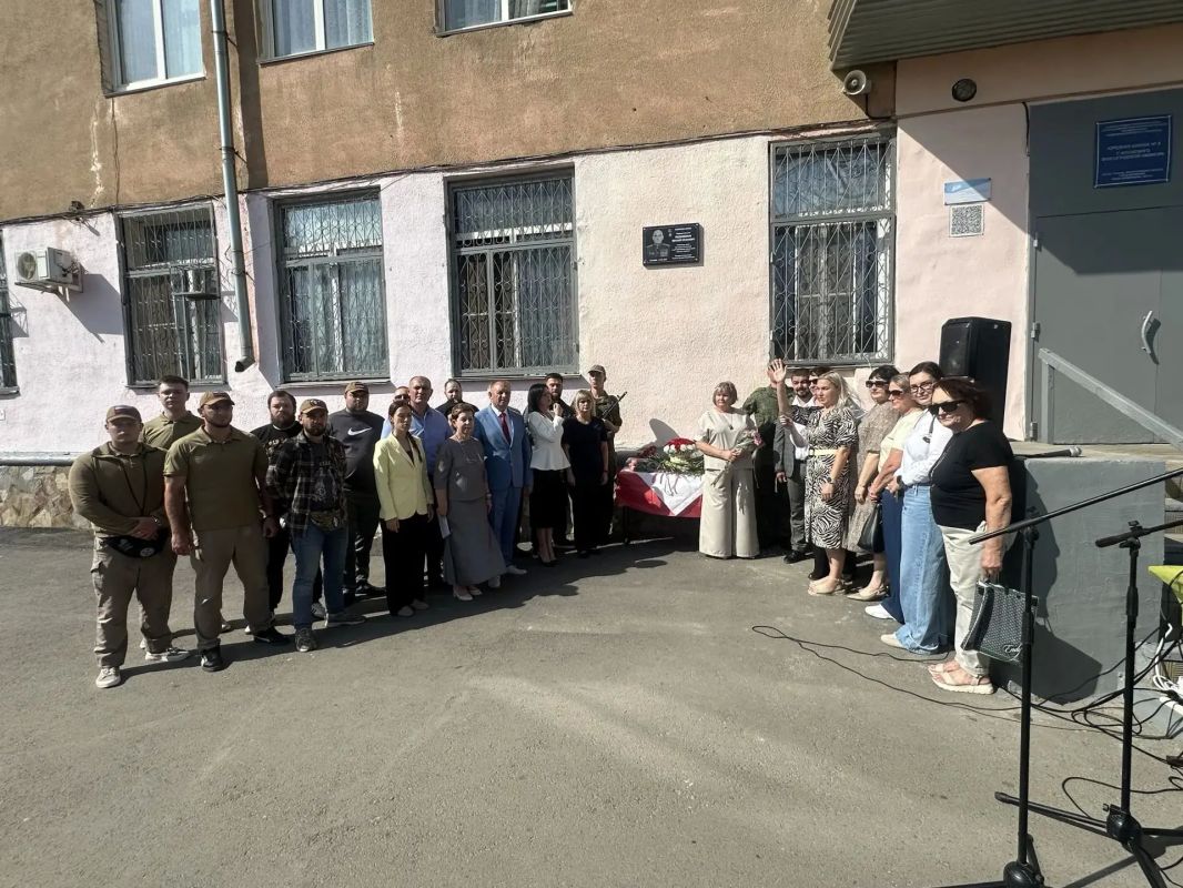 В школе №3 города Волжского состоялось торжественное открытие мемориальной доски памяти Героя России, дважды кавалера Ордена Мужества, Почётного жителя Волжского гвардии капитана Михаила Подшибякина В школе №3 города Волжского состоялось торжественное открытие мемориальной доски памяти Героя России, дважды кавалера Ордена Мужества, Почётного жителя Волжского гвардии капитана Михаила Подшибякина