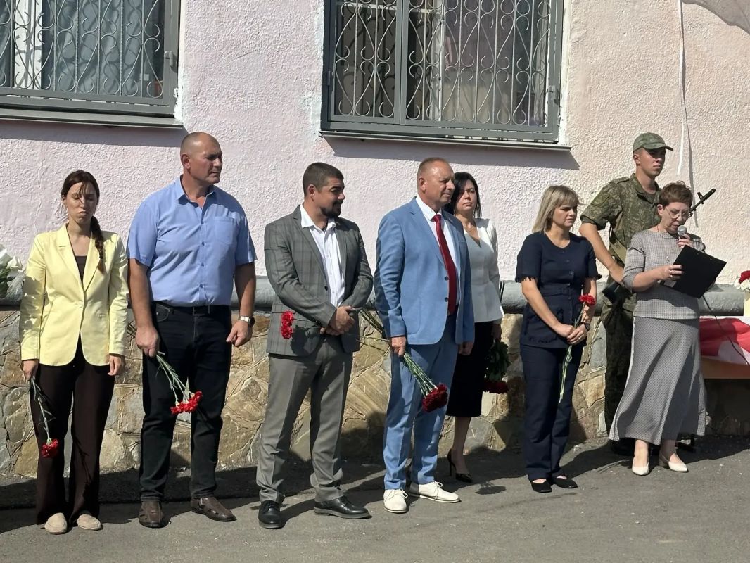 В школе №3 города Волжского состоялось торжественное открытие мемориальной доски памяти Героя России, дважды кавалера Ордена Мужества, Почётного жителя Волжского гвардии капитана Михаила Подшибякина В школе №3 города Волжского состоялось торжественное открытие мемориальной доски памяти Героя России, дважды кавалера Ордена Мужества, Почётного жителя Волжского гвардии капитана Михаила Подшибякина